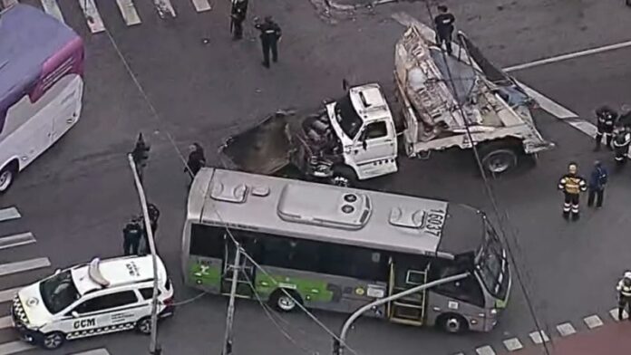 Caminhão avança sinal vermelho e bate em micro-ônibus na Zona Norte de São Paulo na manhã desta terça-feira (16)