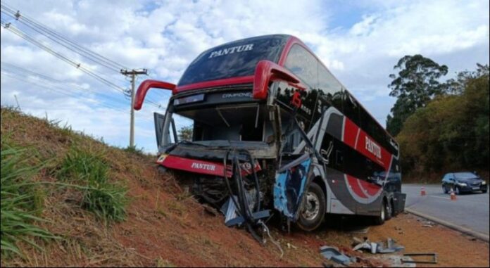 Colisão entre carro e ônibus de turismo deixa mortos e feridos na Raposo Tavares em Itapetininga (SP) neste domingo (7)