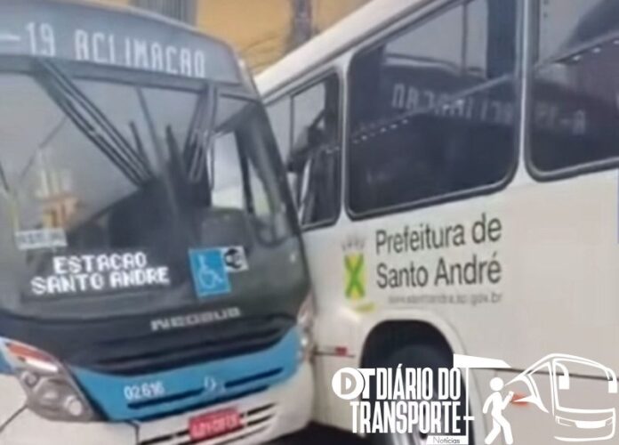 Colisão entre dois ônibus deixa uma passageira ferida em Santo André (SP) nesta segunda-feira (1º) 