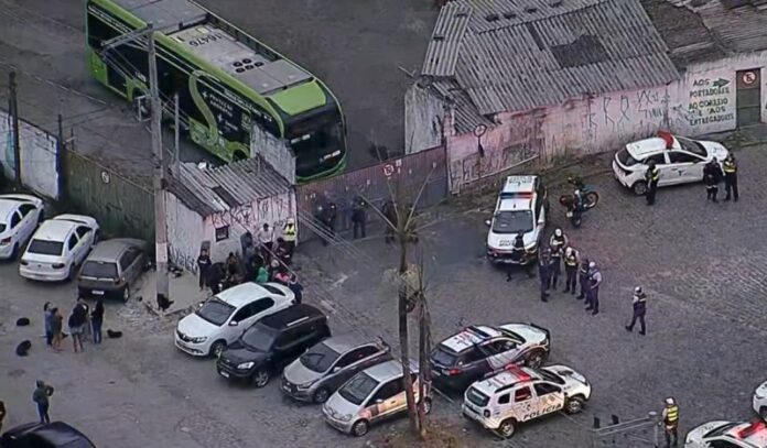 Criança de dois anos morre atropelada por ônibus dentro da garagem da NorteBuss no bairro Jaraguá, zona Norte de São Paulo (SP), na tarde desta sexta-feira (12)