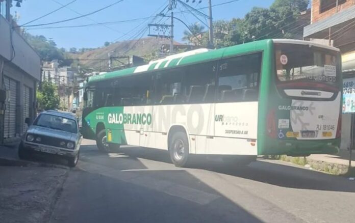 Criminosos sequestram ônibus após operação policial em São Gonçalo (RJ) na manhã desta segunda-feira (15)