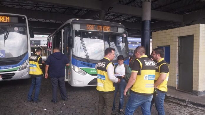 Detro-RJ recolhe 11 ônibus do transporte intermunicipal durante operação no Terminal Rodoviário Plínio Casado, em Duque de Caxias