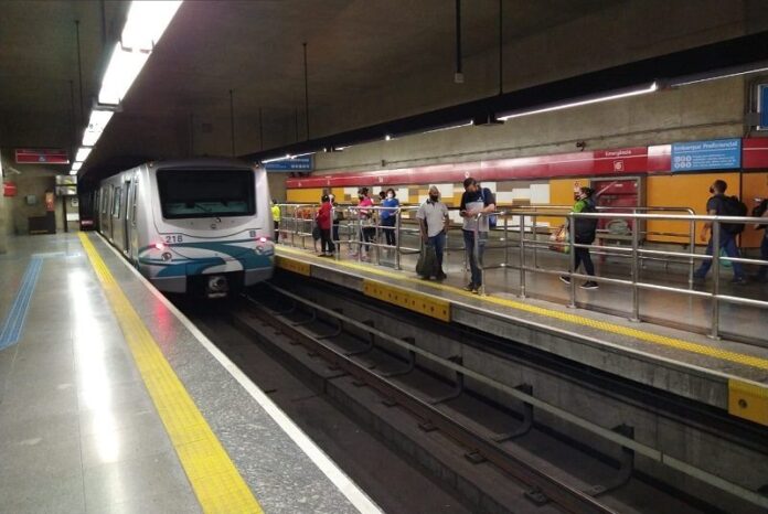 Freio de trem apresenta problemas e usuários da Linha 3-Vermelha do Metrô relatam susto na tarde desta quinta-feira (11)
