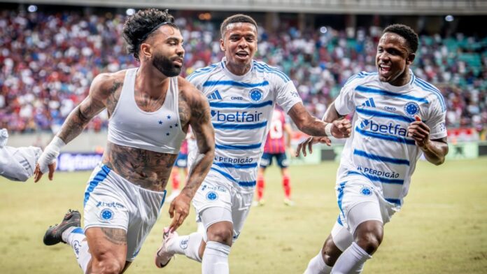 Gabigol marca golaço e Cruzeiro vira sobre o Bahia na Fonte Nova