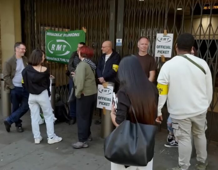 Greve paralisa metrô de Londres pelo segundo dia e obriga passageiros a recorrer a bicicletas e barcos