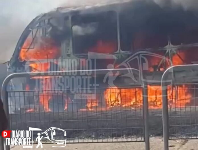 Micro-ônibus da Pêssego Transportes pega fogo na Radial Leste, em frente à Estação Belém do Metrô, na tarde desta quinta-feira (11)