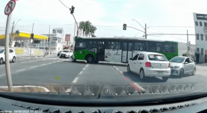 Motorista é atingido pelo próprio ônibus que conduzia em Campinas (SP) na tarde desta terça-feira (09)