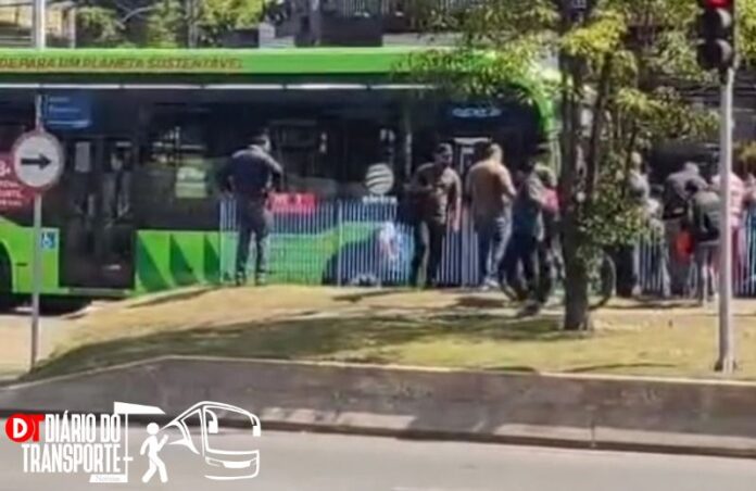 Mulher de 18 anos é atropelada por trólebus no Corredor ABD, em Diadema (SP), na manhã desta segunda-feira (15)