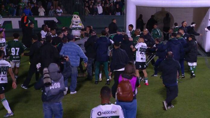 Na Série B, Coritiba x Goiás acaba em pancadaria e tem seis expulsos