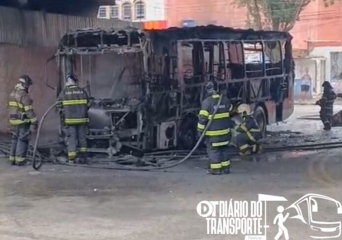 Ônibus da Allibus é destruído por incêndio em Arthur Alvim, zona leste de São Paulo neste domingo (7) 