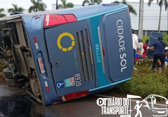Ônibus da Cidade Sol tomba em Feira de Santana (BA) e deixa passageiros feridos nesta quinta-feira (4) 