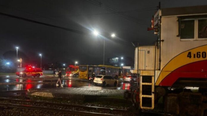 Ônibus e trem colidem no bairro Pinheirinho, em Criciúma (SC) nesta quinta-feira (4) 