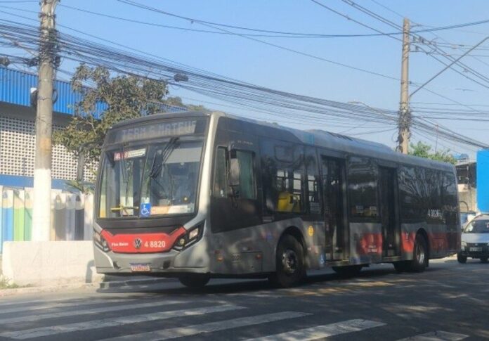 Pedestre é atropelado por ônibus da Express no entorno do Terminal Cidade Tiradentes, zona Leste de São Paulo (SP), na tarde desta segunda-feira (15)