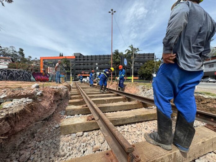 Prefeitura de Ribeirão Pires (SP) recebe vagões históricos e materiais ferroviários da CPTM