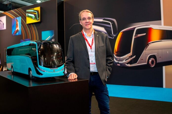 Brasileira Marcopolo com o G8 participa de painel sobre tendências mundiais de design para ônibus na Busworld 2025, evento que teve cobertura presencial do Diário do Transporte