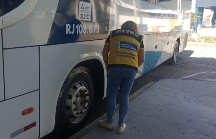 Detro-RJ recolhe nove ônibus em operação de fiscalização em terminais do estado do Rio
