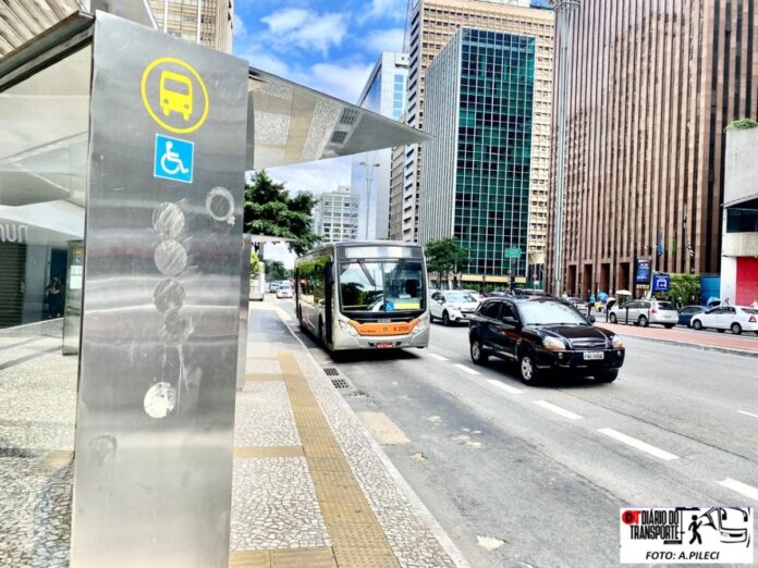 Eletromídia terá mais cinco anos de concessão e instalará 2 mil novos abrigos de ônibus