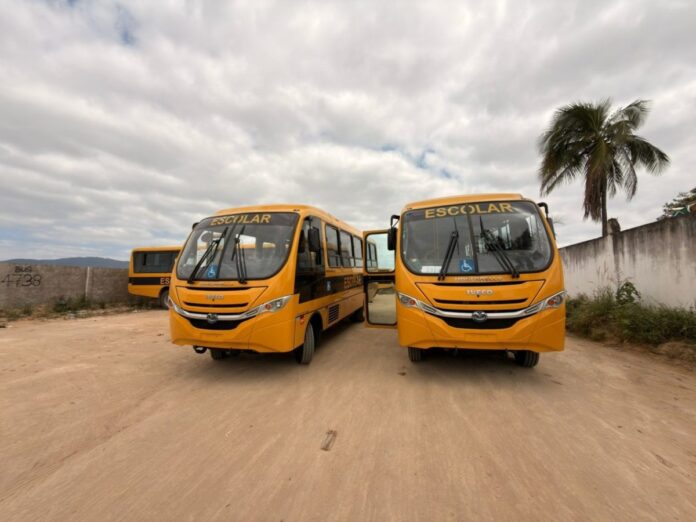 Senhor do Bonfim (BA) recebe dois novos ônibus escolares para frota do transporte estudantil