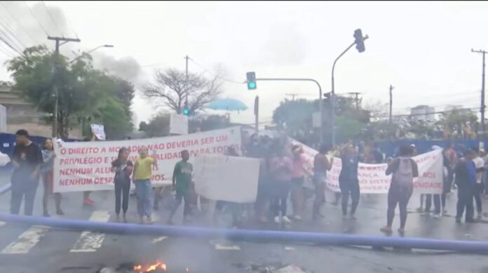 Manifestação afeta transporte público na região da Mooca, Zona Leste de São Paulo (SP), na tarde desta segunda-feira (27)