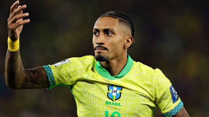 À ESPN, Raphinha responde sobre Bola de Ouro, samba, Neymar, volta ao Brasil e promessa pela seleção