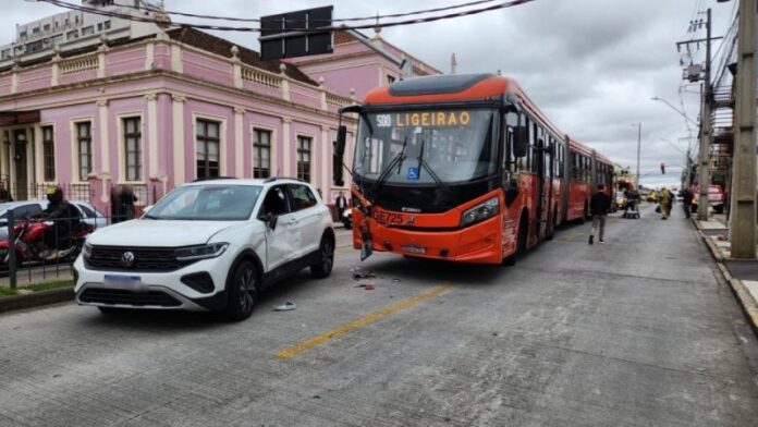 Acidente entre ônibus biarticulado “Ligeirão” e carro deixa feridos no Acidente entre ônibus biarticulado “Ligeirão” e carro deixa feridos no bairro Rebouças, em Curitiba (PR), na tarde desta quinta-feira (30)