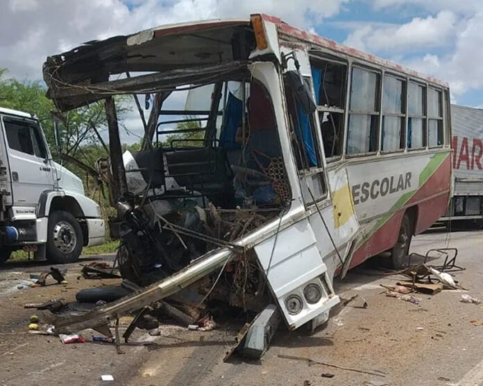 Acidente entre ônibus e caminhão deixa mortos na BR-116, em Tucano (BA), nesta quinta-feira (23)
