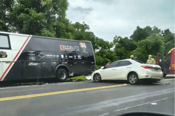 Acidente entre ônibus e carro na BR-277, em Palmeira (PR), Acidente entre ônibus e carro na BR-277, em Palmeira (PR), deixa dois mortos na tarde deste domingo (26)
