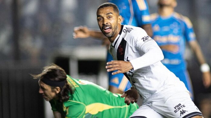 Ancelotti convoca lateral do Vasco para substituir Wesley na seleção