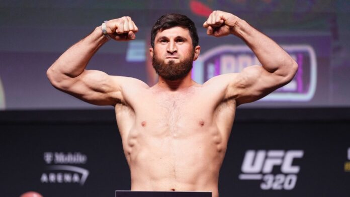 Ankalaev é muito vaiado em encarada com Poatan no UFC e responde público: 'Vão chorar amanhã'