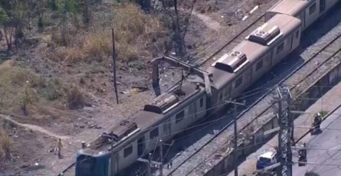 Atendimento entre estações Rocha Miranda e Costa Barros, no Rio de Janeiro, é paralisado após descarrilamento de trem da SuperVia na tarde desta segunda-feira (06)