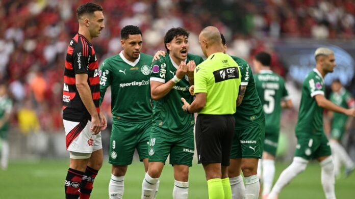 Áudio do VAR de Flamengo x Palmeiras tem 'lance sem impacto' de Jorginho e 'encontrão' de Pedro em Fuchs