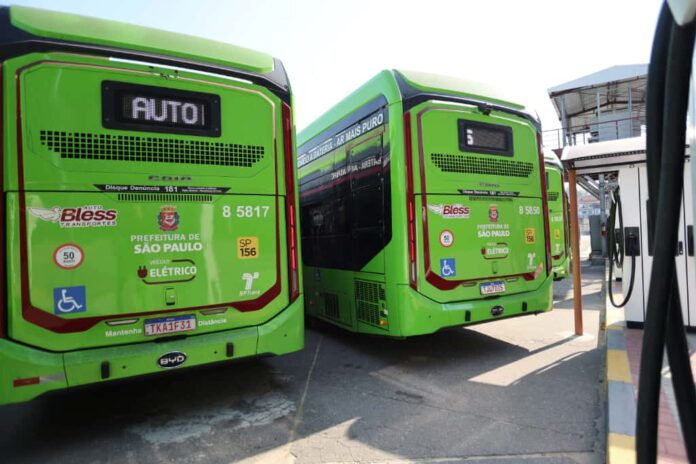 Autoridades visitam garagem da Auto Bless para conhecer operação de Autoridades visitam garagem da Auto Bless para conhecer operação de ônibus elétricos e infraestrutura de recarga