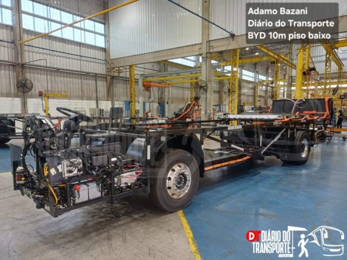 BYD apresenta o único ônibus midi 10 metros de piso baixo montado no Brasil