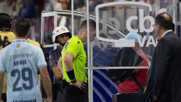 CBF recebe autorização da Fifa para liberar áudios de decisões sem revisão no VAR: 'Avanço na transparência da arbitragem'