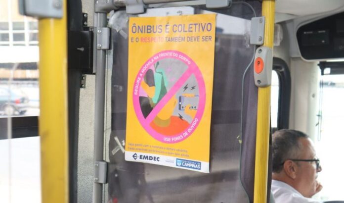 Cartazes fixados nos ônibus estimulam prática de bons hábitos no transporte público de Campinas (SP)
