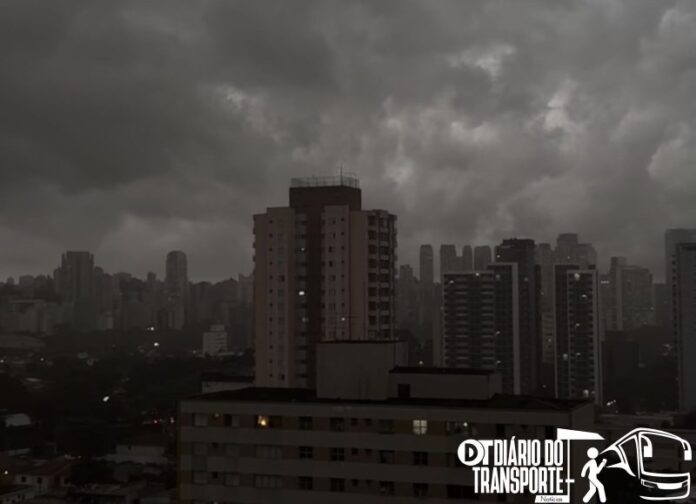 Cidade de São Paulo entra em estado de atenção para alagamentos na tarde desta sexta-feira (10) 