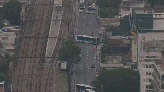 Criminosos utilizam ônibus como barricadas na Zona Norte do Rio Criminosos utilizam ônibus como barricadas na Zona Norte do Rio de Janeiro durante megaoperação da Segurança Pública e diversas linhas são desviadas; confira