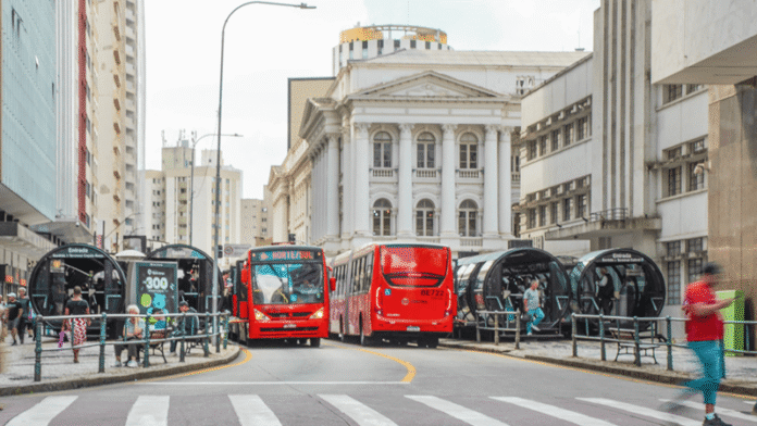 Curitiba (PR) apresenta nova concessão do transporte coletivo com foco em frota elétrica e integração total