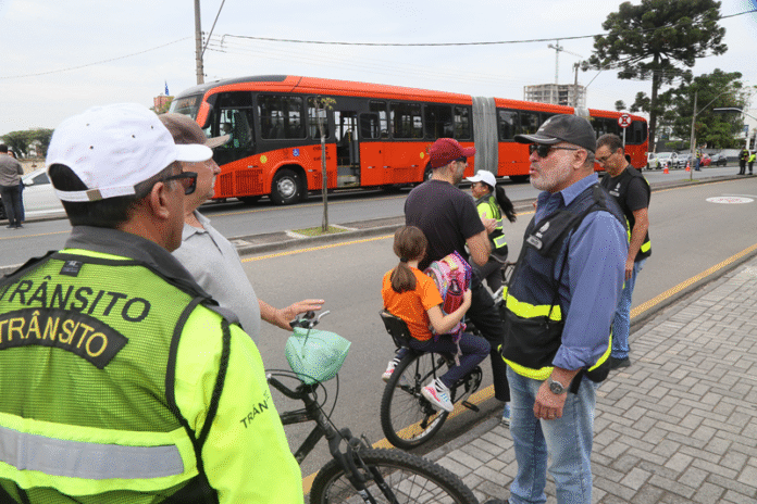 Curitiba (PR) recebe prêmio do Senatran por Campanha Ponto Cego em ônibus