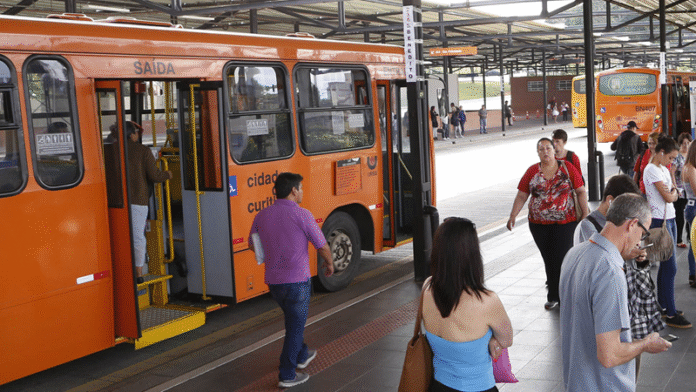 Curitiba (PR) terá reforço em linhas de ônibus para atender candidatos do vestibular da Universidade Federal do Paraná no domingo (05)