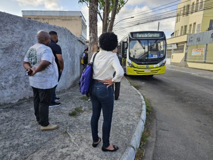 Detro-RJ recolhe oito ônibus intermunicipais da Nilopolitana Transportes por irregularidades nesta quarta-feira (15)