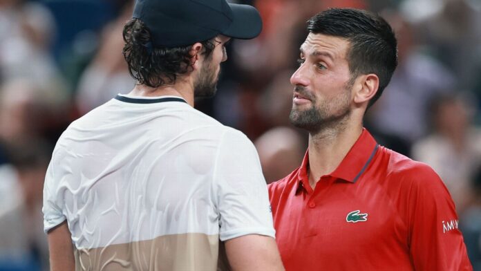 Djokovic volta a sofrer com lesão, cai para nº 204 da ATP e é eliminado na semifinal do Masters de Xangai