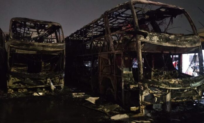 Dois ônibus e caminhonete são destruídos em incêndio no Jardim Inconfidência, em Uberlândia (MG), nesta segunda-feira (13)