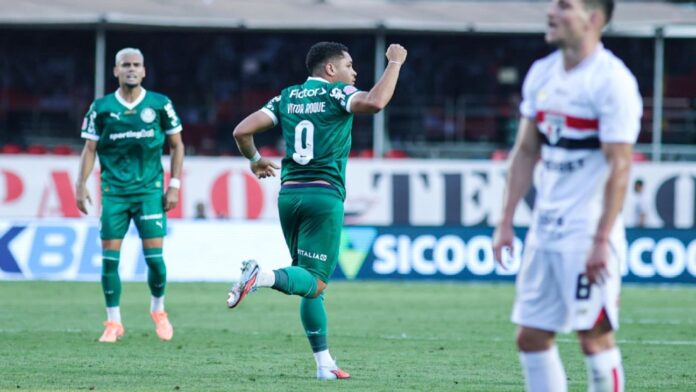 Em clássico com lance muito polêmico, Palmeiras vira de forma espetacular sobre o São Paulo e assume liderança do Brasileirão