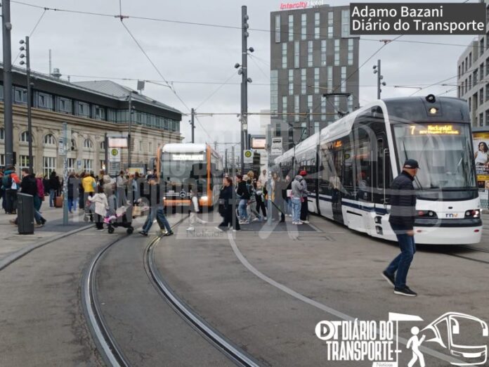 Exemplo de multimodalidade, metrôs inferiores ao paulista, ônibus e VLTs convivendo e dúvidas sobre eletrificação