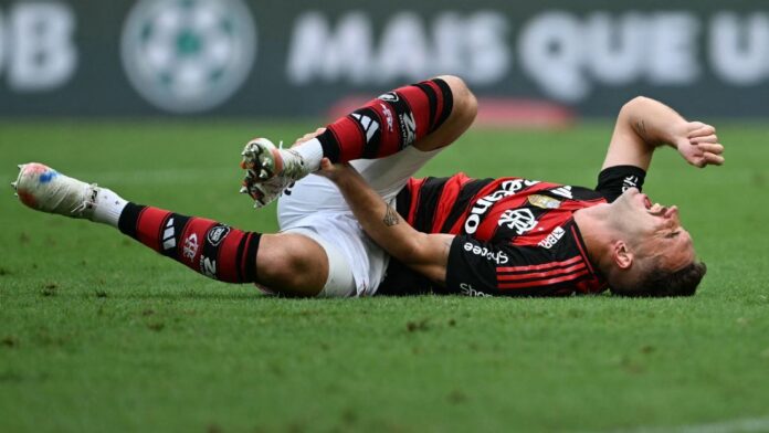 Flamengo vê 'melhor cenário' após susto com Léo Ortiz e fará força-tarefa para ter zagueiro na Argentina