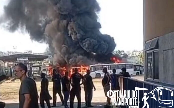 Garagem de ônibus da empresa Auto Diesel pega fogo na Pavuna (RJ); bombeiros controlam as chamas nesta segunda-feira (6)