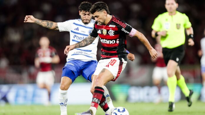Goleiros brilham, Flamengo e Cruzeiro ficam no empate e embolam Goleiros brilham, Flamengo e Cruzeiro ficam no empate e embolam topo da tabela do Brasileirão