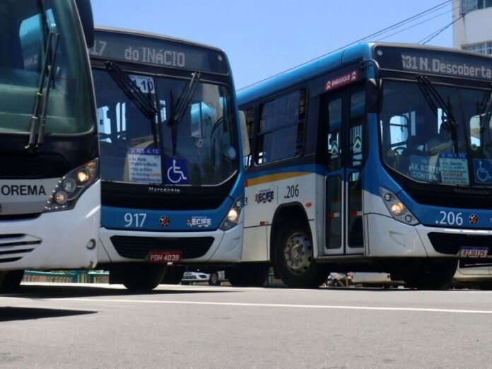 Greve dos metroviários afeta transporte público de Recife (PE) na Greve dos metroviários afeta transporte público de Recife (PE) na segunda-feira (03); Governo Estadual reforça operação com 80 ônibus e linhas emergenciais