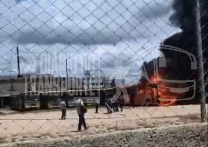 Incêndio atinge ônibus da Leblon/Nobel em Fazenda Rio Grande (PR) nesta segunda-feira (20)